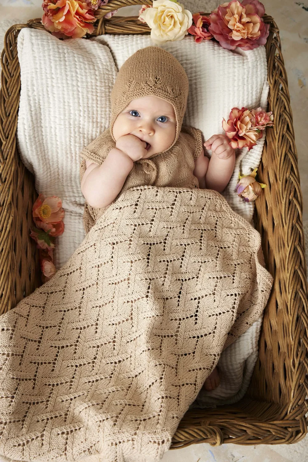 Lang Yarns Solveig kyse, Freja tunika og Edda babyteppe fra Punto 83 Baby Cotton Naturally Colored