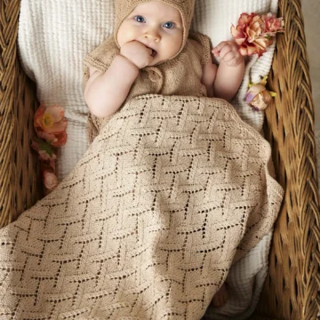 Lang Yarns Solveig kyse, Freja tunika og Edda babyteppe fra Punto 83 Baby Cotton Naturally Colored