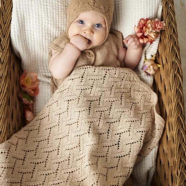 Lang Yarns Solveig kyse, Freja tunika og Edda babyteppe fra Punto 83 Baby Cotton Naturally Colored