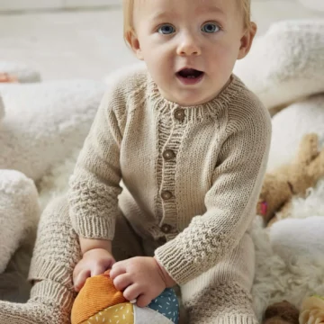 Lang Yarns Søren heldrakt og Henrik sokker fra Punto 83 Baby Cotton Naturally Colored