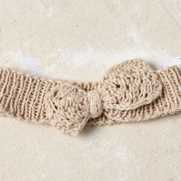 Lang Yarns Syltje pannebånd fra Punto 83 Baby Cotton Naturally Colored