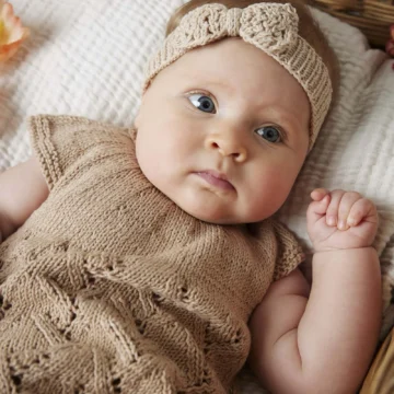 Lang Yarns Syltje pannebånd og Freja tunika fra Punto 83 Baby Cotton Naturally Colored