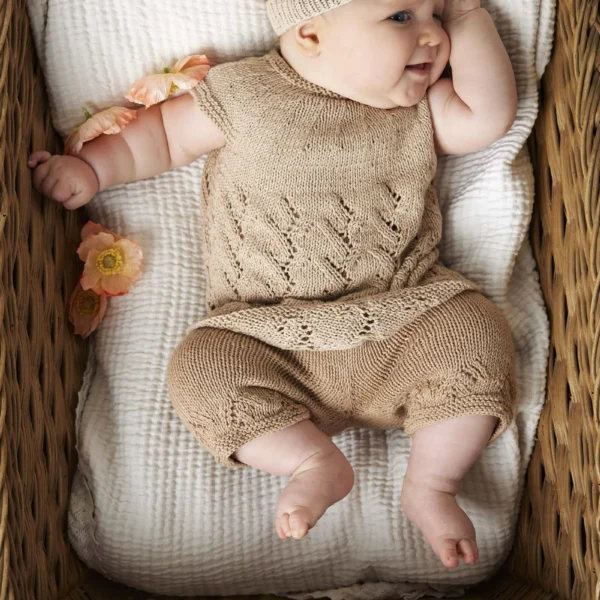 Lang Yarns Syltje pannebånd og Freja tunika fra Punto 83 Baby Cotton Naturally Colored