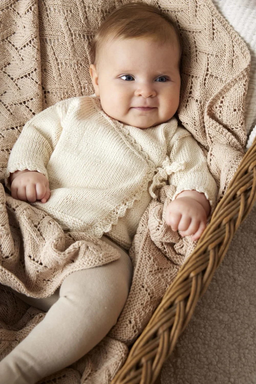 Lang Yarns Saga slå-om-jakke og Edda babyteppe fra Punto 83 Baby Cotton Naturally Colored