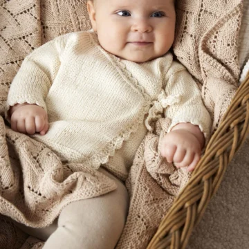Lang Yarns Saga slå-om-jakke og Edda babyteppe fra Punto 83 Baby Cotton Naturally Colored