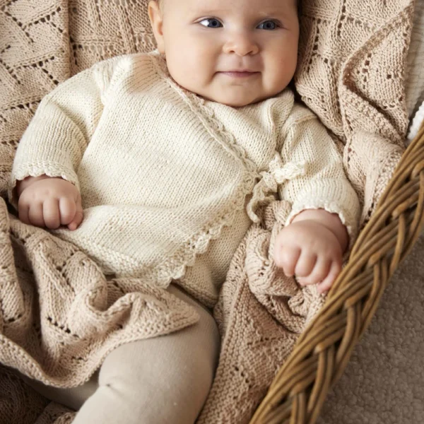 Lang Yarns Saga slå-om-jakke og Edda babyteppe fra Punto 83 Baby Cotton Naturally Colored