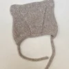 Lillebjørnhue fra Knitting for Olive, strikket i Merino og Soft Silk Mohair, bakside