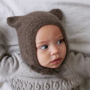 Lillebjørnhue fra Knitting for Olive, strikket i Merino og Soft Silk Mohair