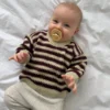 Otto Sweater Baby av PetiteKnit, strikket i Sandnes Sunday