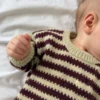 Otto Sweater Baby av PetiteKnit, strikket i Sandnes Sunday
