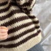 Otto Sweater Baby av PetiteKnit, strikket i Sandnes Sunday