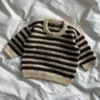 Otto Sweater Baby av PetiteKnit, strikket i Sandnes Sunday