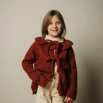 Barn no 6 av Augustins, strukturstrikket jakke til barn, strikket i Hillesvåg Luna