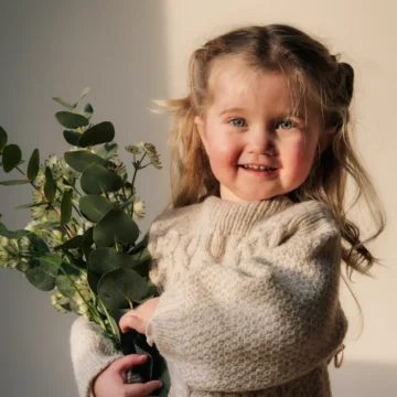Barn no 6 av Augustins, genser till barn i fletter og struktur, strikket i Hillesvåg Sol