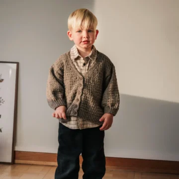 Barn no 6 av Augustins, barnejakker i bestefarstil, strikket i Hillesvåg Luna