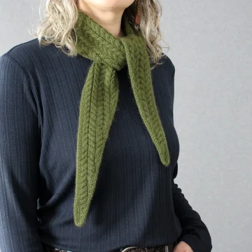 Elisabeth Scarf an Lisa Hannes strikket i cashmeregarn