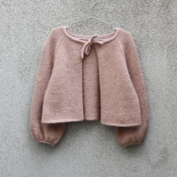 Audrey Cardigan Barn, design til barn fra Knitting for Olive, strikkes i Merino og Soft Silk Mohair