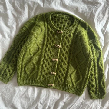 Dagmar Jacket Junior av PetiteKnit, strikket i Sandnes Double Sunday