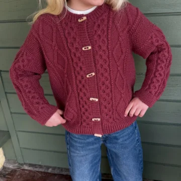 Dagmar Jacket Junior av PetiteKnit, strikket i Sandnes Peer Gynt