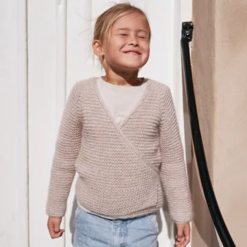 Ella-Slå Om, design til barn fra Knitting for Olive, strikkes i Merino og Soft Silk Mohair