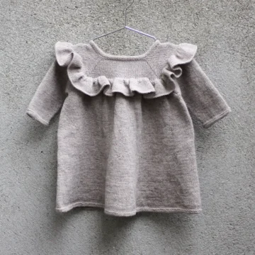 Flæsekjole fra Knitting for Olive, strikket i KFO Merino