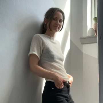 The Bare Tee fra Nakedknit