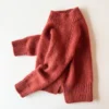 Arches Sweater Junior fra Odd Row, strikket i Alpaca 3 og Silk Mohair fra Isager