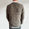 Tuck Sweater Man av Odd Row, strikket i Lang Yarns Yak
