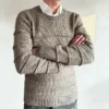 Tuck Sweater Man av Odd Row, strikket i Lang Yarns Yak