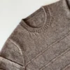 Tuck Sweater Man av Odd Row, strikket i Lang Yarns Yak