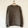 Tuck Sweater Man av Odd Row, strikket i Lang Yarns Yak