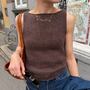 Bea Top av PetiteKnit, strikket i Isager Trio 2