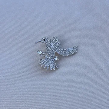 Brosje: Sølvkolibri