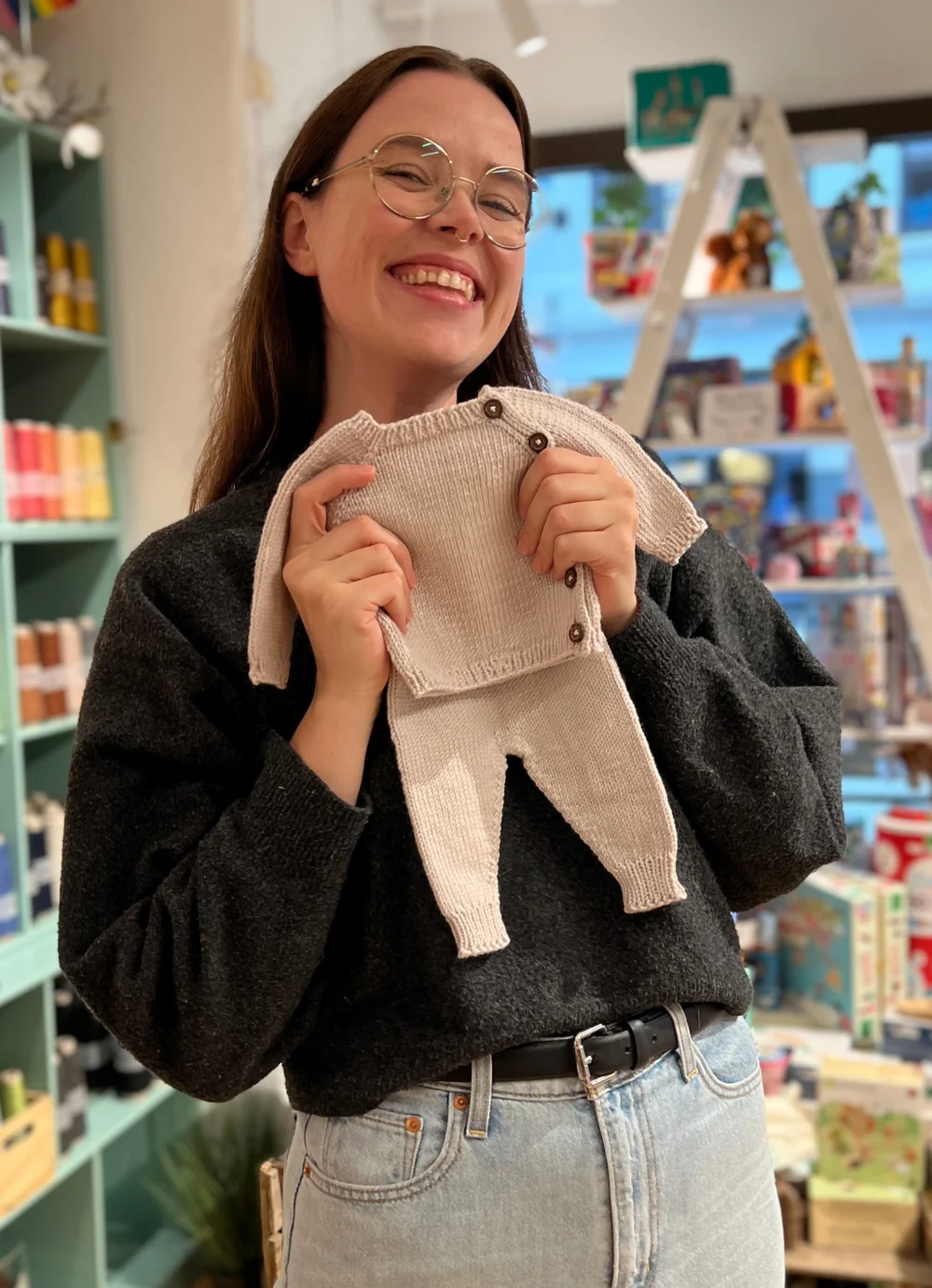 Ellen med Ellens Hentesett fra PetiteKnit