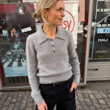 Petra Polo av PetiteKnit, strikket i Cardiff Cashmere Classic