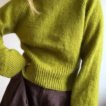 Isa Raglan av Aegyoknit strikket i Saga og Tilia