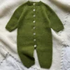 Briskeby Babydress Light fra Indiblomst, strikket i Sandnes Sunday
