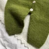 Briskeby Babydress Light fra Indiblomst, strikket i Sandnes Sunday