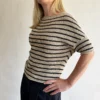 Row Tee av Odd Row strikket i dobbel tråd Trio 1 fra Isager