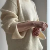 Ciro Sweater av Moreca Knit, strikket i Pernilla og Tilia fra Filcolana, i henholdsvis farge 101 og 100