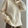 Ciro Sweater av Moreca Knit, strikket i Pernilla og Tilia fra Filcolana, i henholdsvis farge 101 og 100