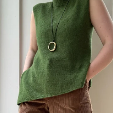 Liv Top av Moreca Knit, strikket i Cardiff Cashmere Classic i fargen 579 Memphis