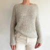 Quill Blouse av Odd Row, strikket i Isager Mulberry Silk og Silk Mohair. Langermet bluse med struktur.