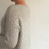 Quill Blouse av Odd Row, strikket i Isager Mulberry Silk og Silk Mohair. Langermet bluse med struktur.