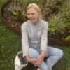 Berit i Elsa av Sanne Bjerregaard, designet for Filcolana- kolleksjonen More Women Høst 2026. Enkel cardigan med strukturstrikk langs knappestopler og raglan.