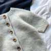 Briskeby Vinterdress av Indiblomst, strikket i Snefnug fra Camarose. Heldress til baby.