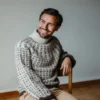 Efterår No 9 av Augustins, strikket i Hillesvåg Luna og Isager Silk Mohair, tofarget mønster, unisex passform