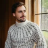 Efterår No 9 av Augustins, strikket i Hillesvåg Luna og Isager Silk Mohair, tofarget mønster, unisex passform