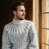 Efterår No 9 av Augustins, strikket i Hillesvåg Luna og Isager Silk Mohair, tofarget mønster, unisex passform