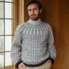 Efterår No 9 av Augustins, strikket i Hillesvåg Luna og Isager Silk Mohair, tofarget mønster, unisex passform